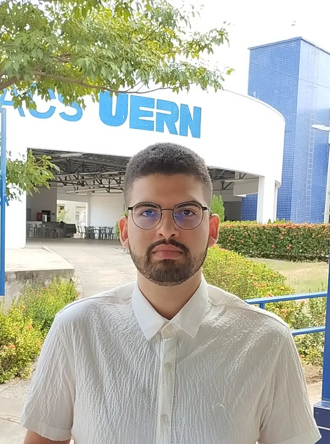 Imagem da reprodução do discurso na frente da FACS/UERN.