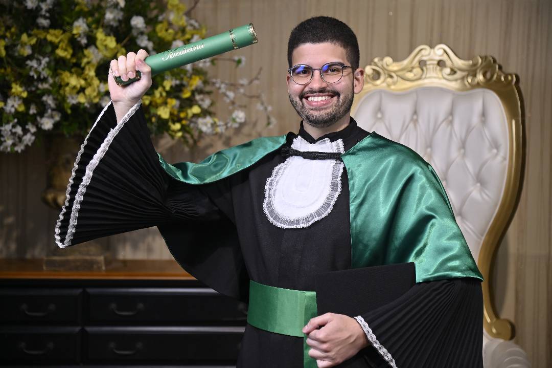Fotografia oficial com canudo de Medicina.